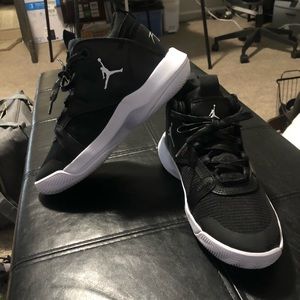 Youth 6.5 / Women’s 8 Very Clean Team Jordan.